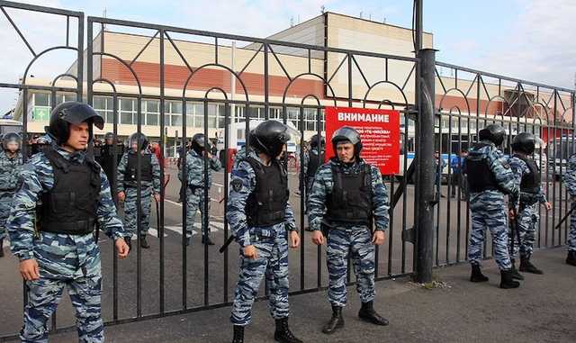 Силовики нагрянули с рейдами на столичные рынки «Москва» и «Садовод»