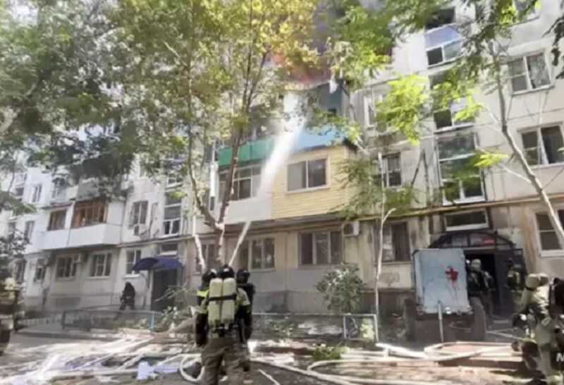 В Астрахани потушили пожар в доме, где взорвался газ