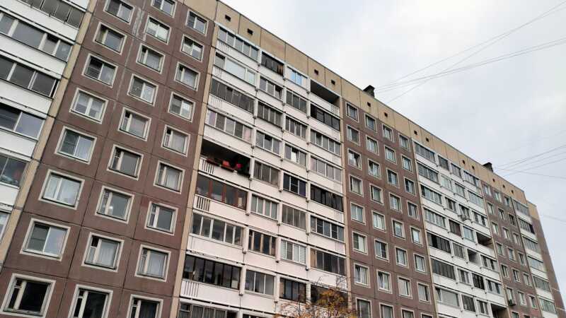 В Санкт-Петербурге старшеклассница выжила после падения из окна