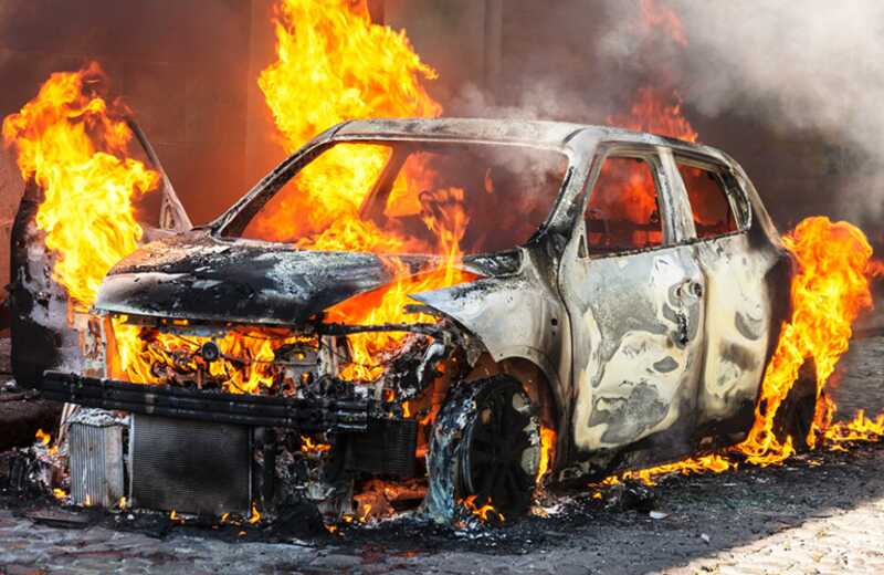В Новосибирске во дворе во время движения вспыхнул автомобиль