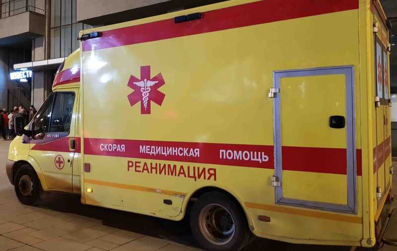 Ребенок попал в реанимацию после падения с детской площадки в Петербурге