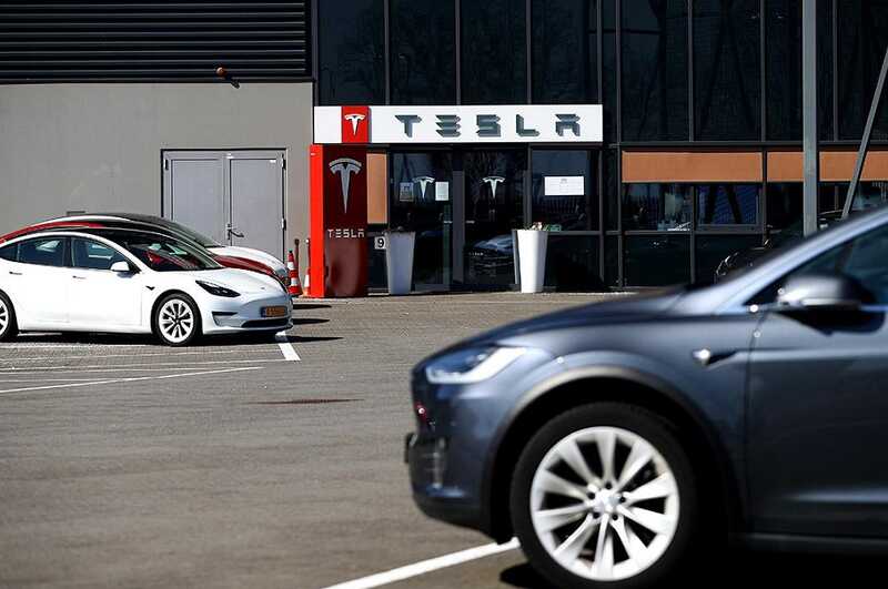 Акции Tesla падают на фоне разногласий Илона Маска и Дональда Трампа