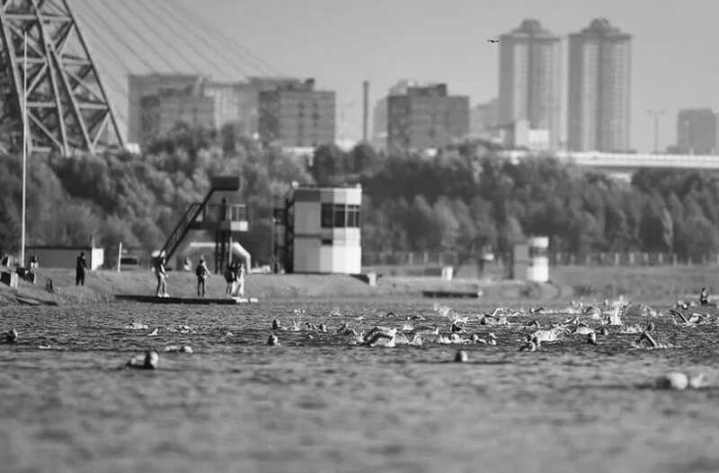 Спортсмен скончался на соревнованиях по триатлону в Москве во время заплыва