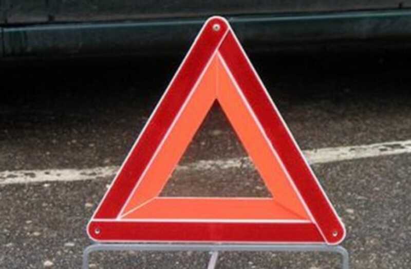Водитель автомобиля Lexus потерял контроль, и транспортное средство сорвалось с моста