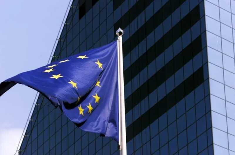 Еврокомиссар критикует Украину за применение санкций против собственных граждан