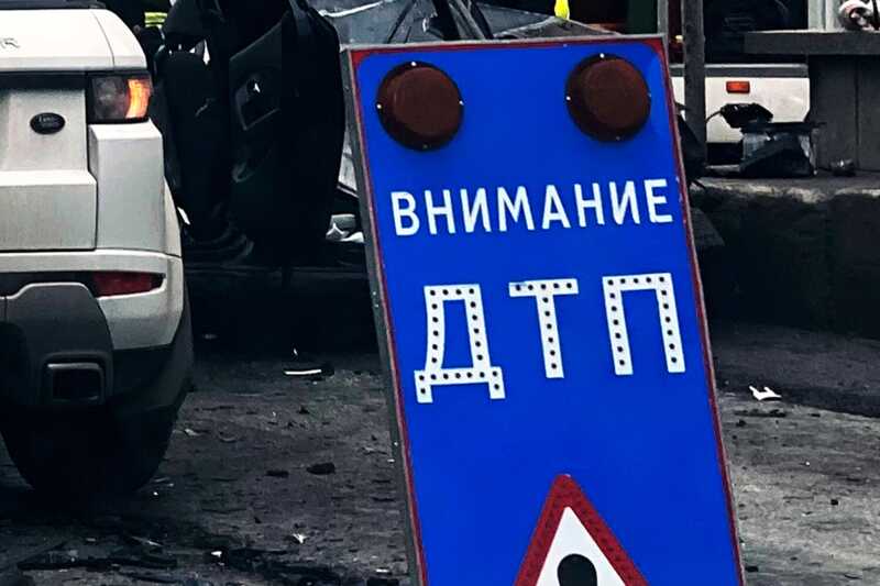 В Ростовской области автобус с 23 людьми в салоне столкнулся с опорой