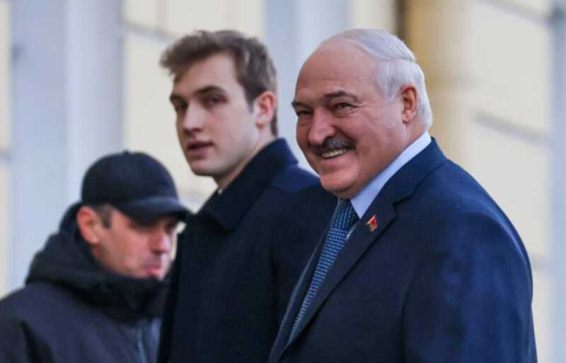 Лукашенко предоставил президентскую стипендию своему сыну