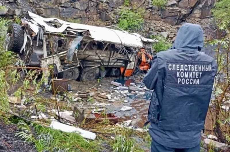 В Якутии автобус, перевозивший вахтовых рабочих, сорвался с обрыва высотой 30 метров