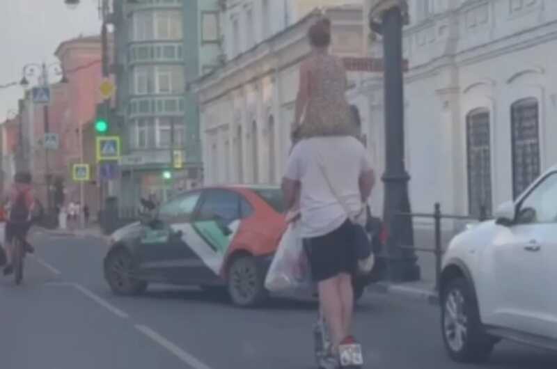 Правоохранительные органы Самары разыскивают человека на самокате, который двигался по дороге с девочкой на плечах