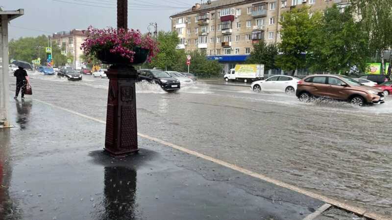Две женщины оказались в машине, окружённой большой лужей в центре Москвы