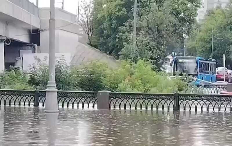 В Москве продолжают откачку воды после подъёма уровня реки Яуза