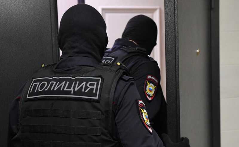 Сотрудники ОМОНа провели обыски в офисе «Базы» и задержали главного редактора Трифонова