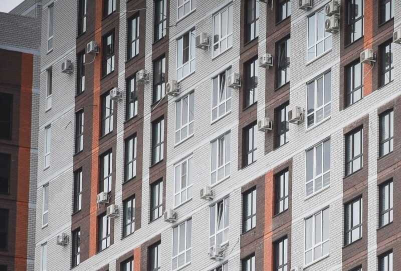 Квартира в Уфе стала непроходимой из-за хлама: пенсионер вынужден пользоваться балконом