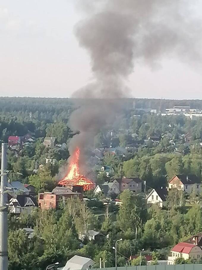 В Подмосковье за километры виден дым от горящего дома rqiddzideeiqezkmp