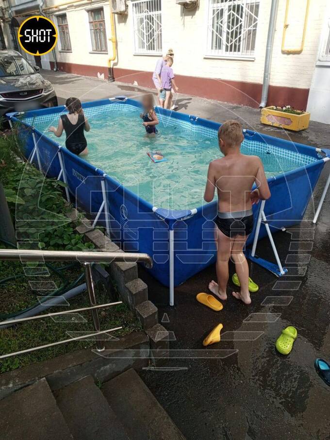 Жители Басманного района Москвы защищают бассейн на парковке от чиновников