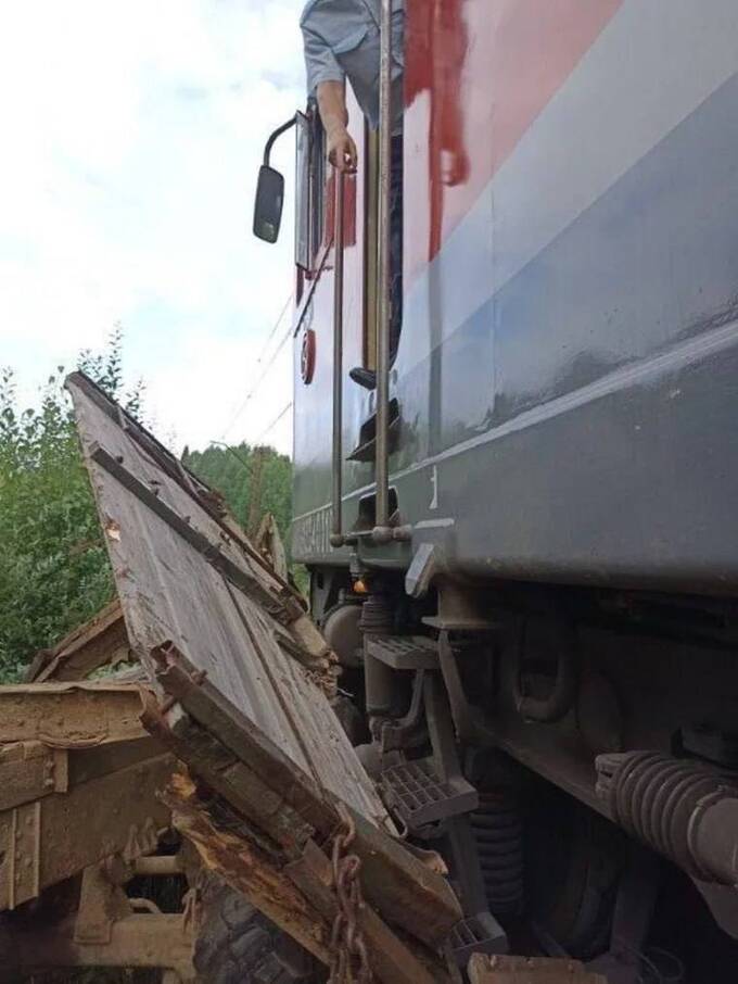 В Пермском крае грузовик столкнулся с поездом qeuixriqeeixekmp