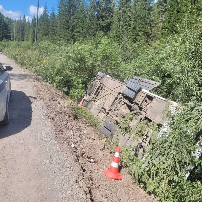 В Красноярском крае перевернулся автобус с туристами huiddqiddriqurkmp