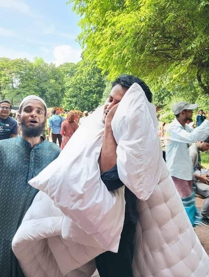 Протестующие опустошают резиденцию бывшего премьера Бангладеш dzqiqeqiqekiuukmp