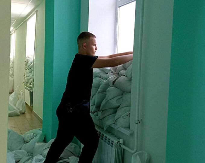 Школы Курска укрепляют фасады мешками с песком и бетонными блоками