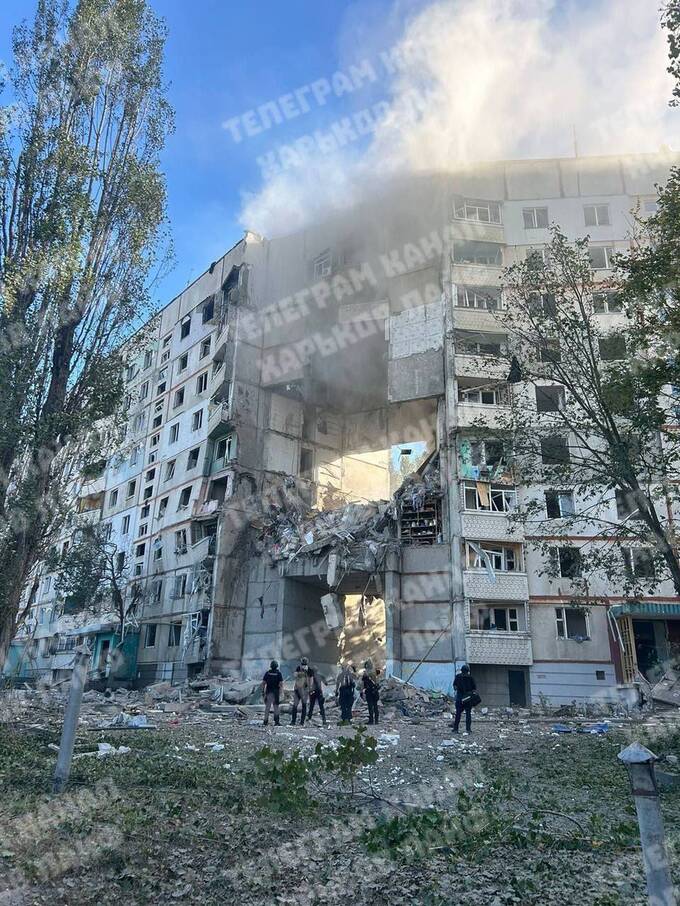 В Харькове удар бомбы ВВС России разрушил подъезд дома keiukiqqriqrukmp
