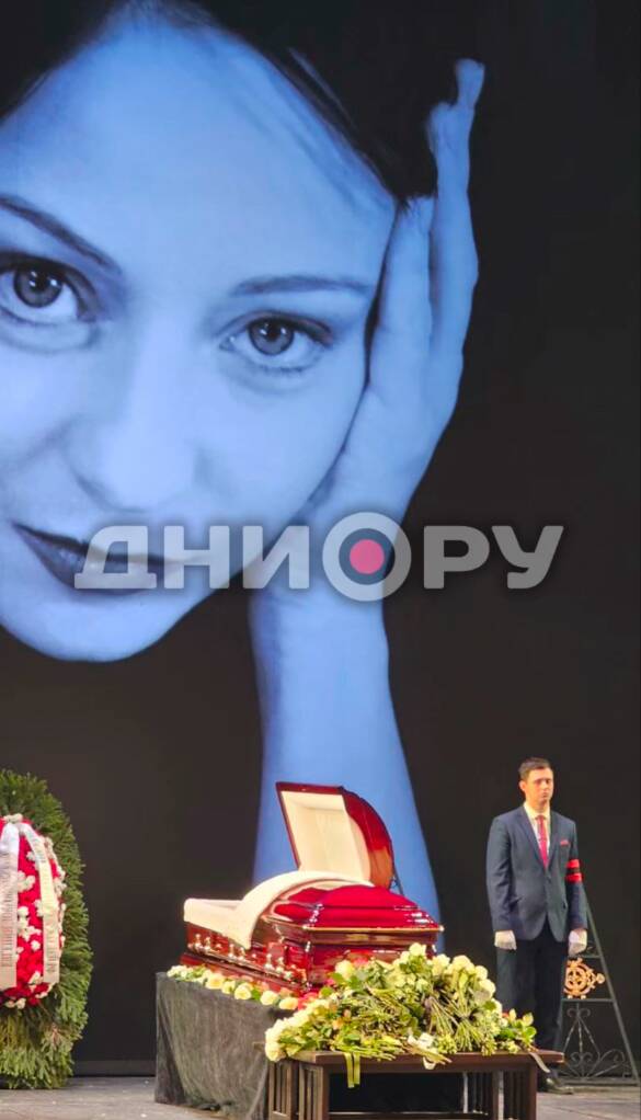 Стали известны подробности похорон и стоимость элитного гроба Евгении Добровольской