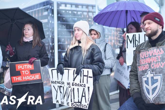 В Батуми прошла акция против Путина с антивоенными лозунгами dqdidqiqrkiqrqkmp