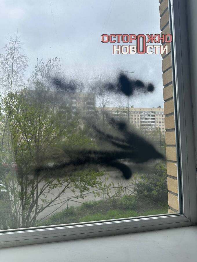 Мужчина испортил окна школы английского языка в Петербурге из-за британского флага