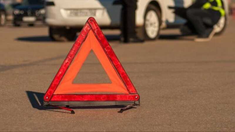 Во Владивостоке мужчина столкнулся с автомобилями на парковке и зажал между ними человека